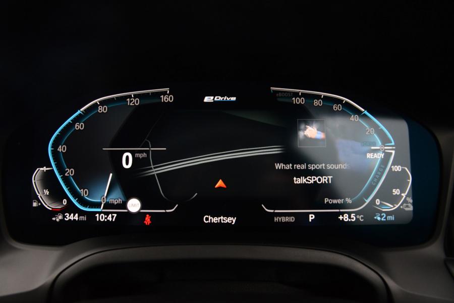 Панель приборов BMW 330e M Sport (G20) 2019 года  (UK) (фото 3 из 25)